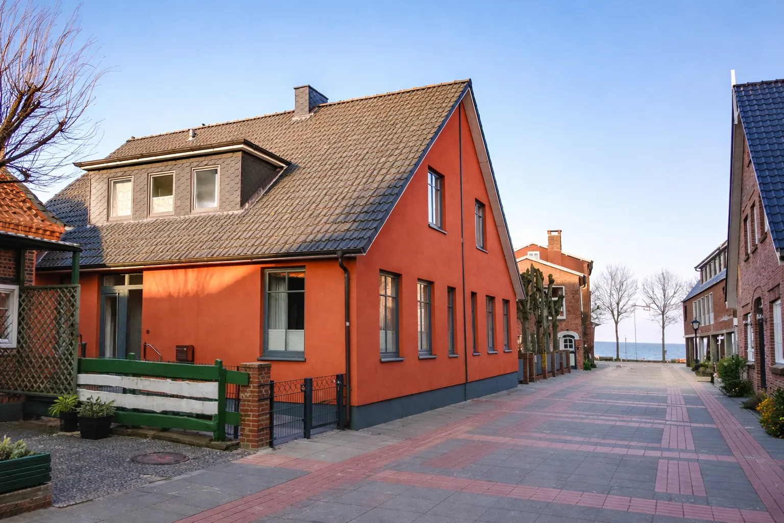 Außenansicht Ferienhaus Seepferdchen in Wyk auf Föhr – Straßenseite mit Eingang