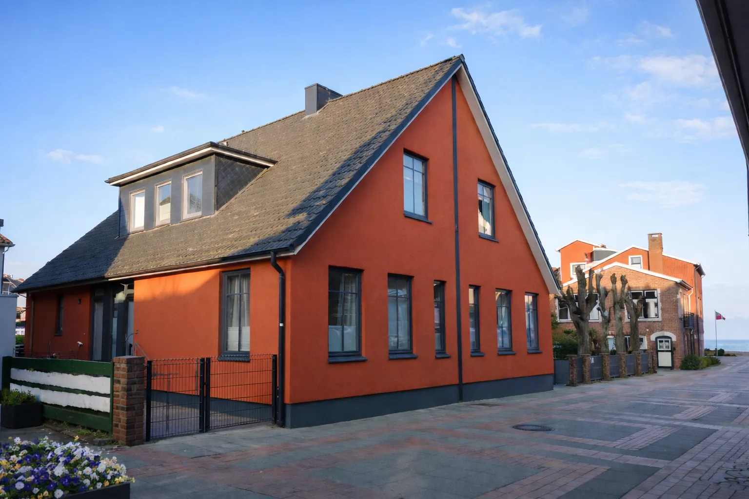 Ferienhaus Seepferdchen und Roter Seestern – orangefarbenes Doppelhaus in Wyk auf Föhr mit Blick zum Meer