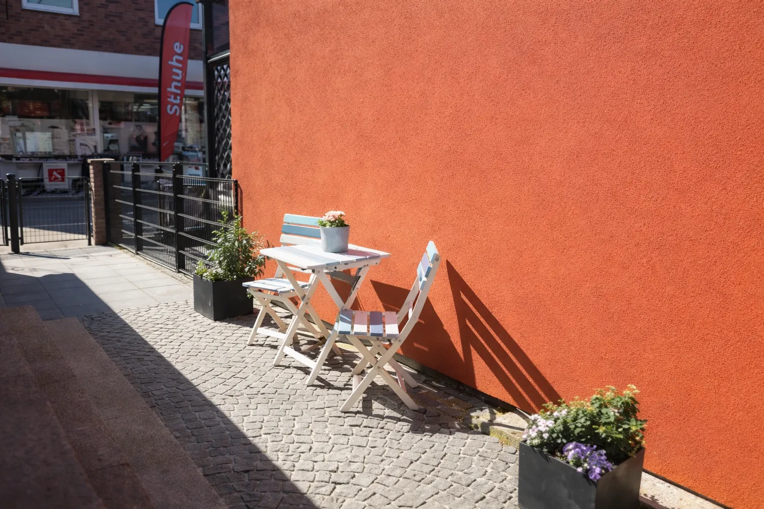 Sitzplatz vor dem Ferienhaus Seepferdchen mit Blick auf die Straße in Wyk auf Föhr
