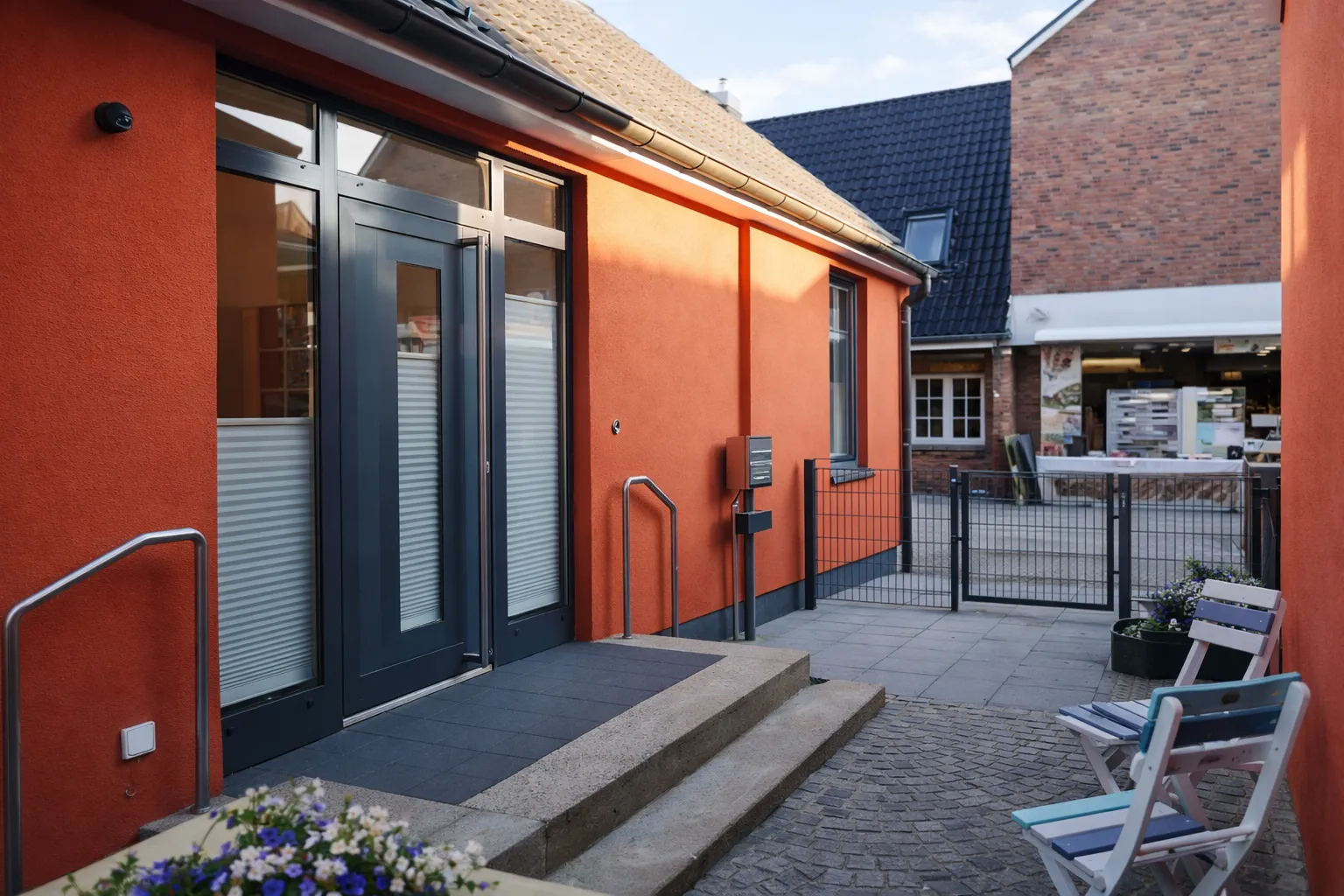 Eingangsbereich und Terrasse des Ferienhauses Seepferdchen mit Sitzgelegenheit