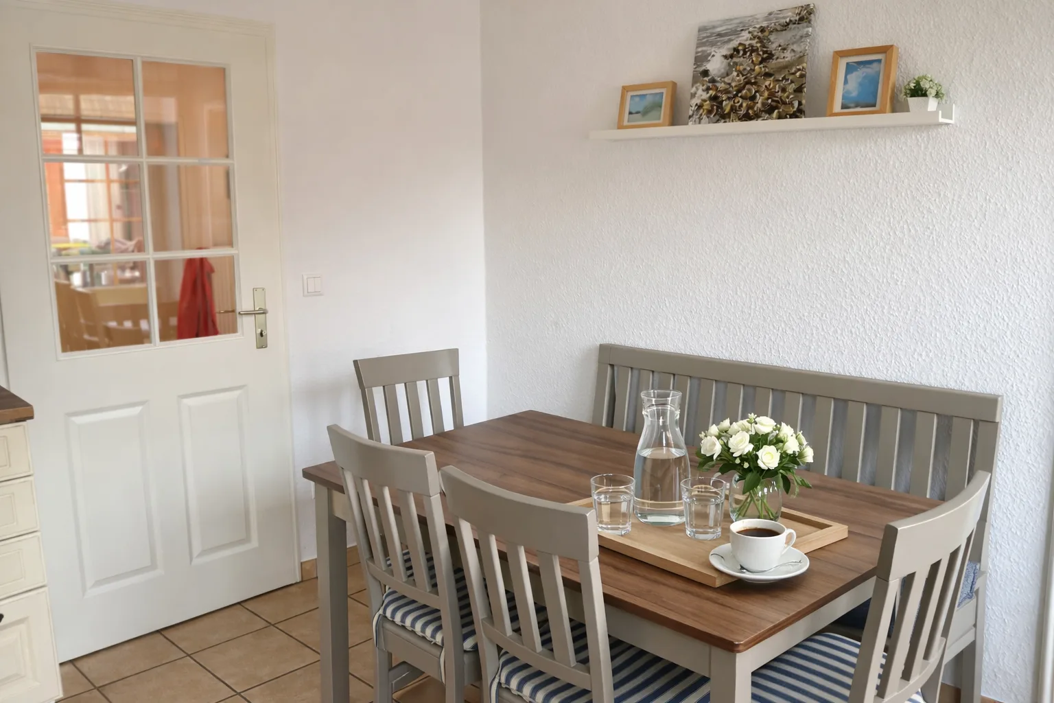 Essplatz in der Küche mit Holztisch und maritimer Sitzbank